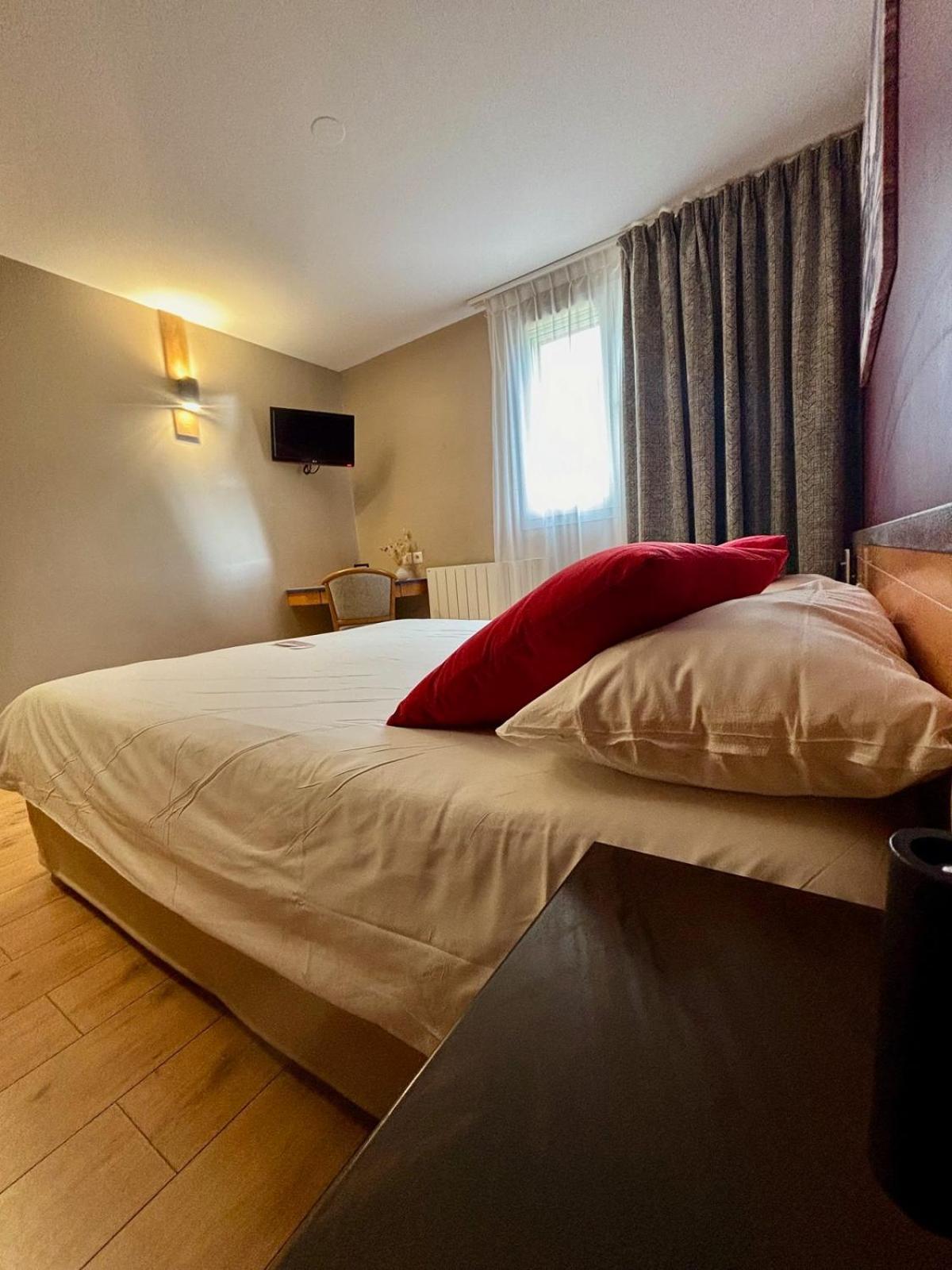 Hotel Les Arches Сен-Лари-Сулан Екстериор снимка